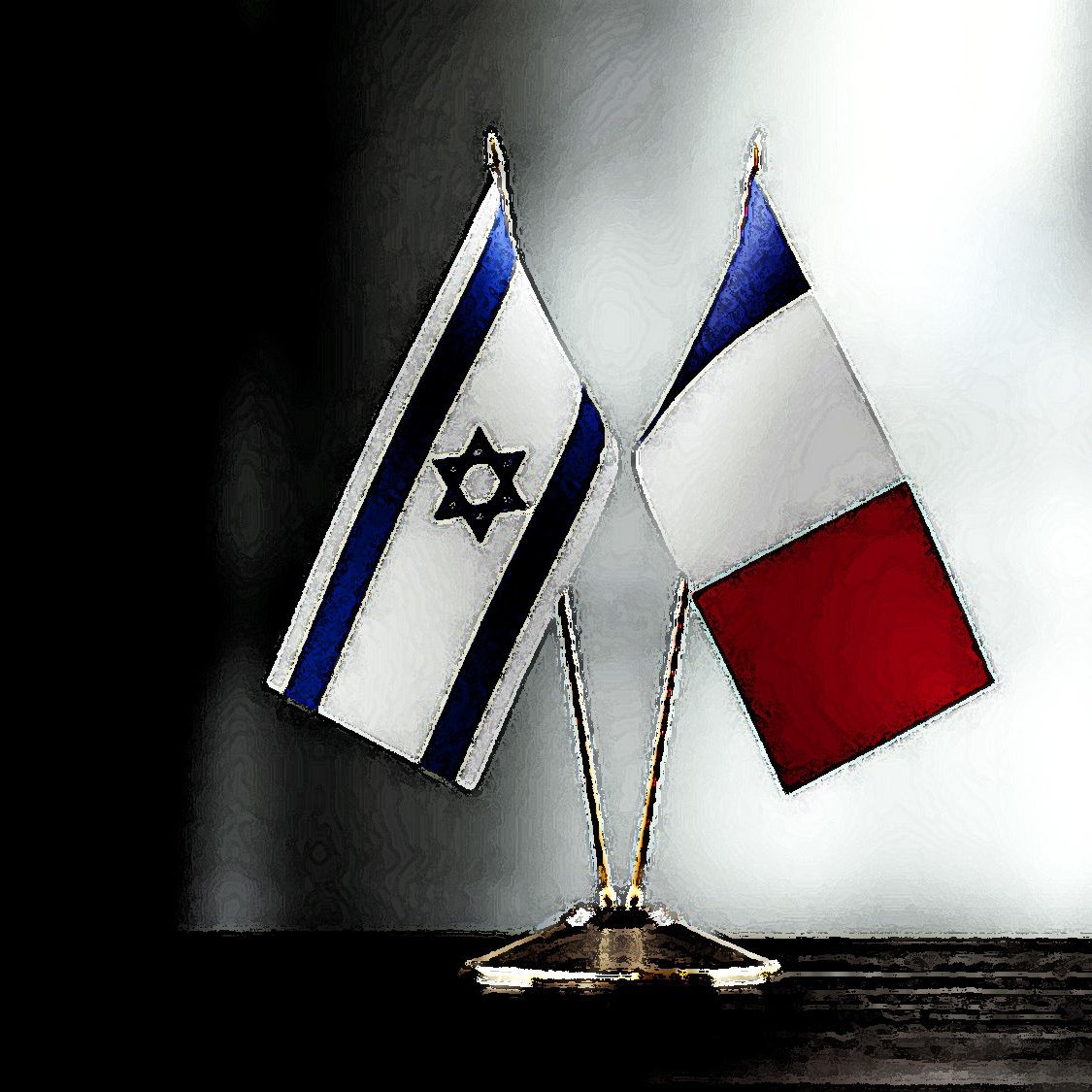 الصورة تظهر علمين صغيرين مرفوعين على قاعدة، أحدهما علم دولة إسرائيل ذو الألوان الزرقاء والبيضاء مع نجمة داود، والآخر هو علم دولة فرنسا بألوانها الثلاثة: الأزرق والأبيض والأحمر. الخلفية مظلمة، مما يبرز الأعلام بشكل واضح.
