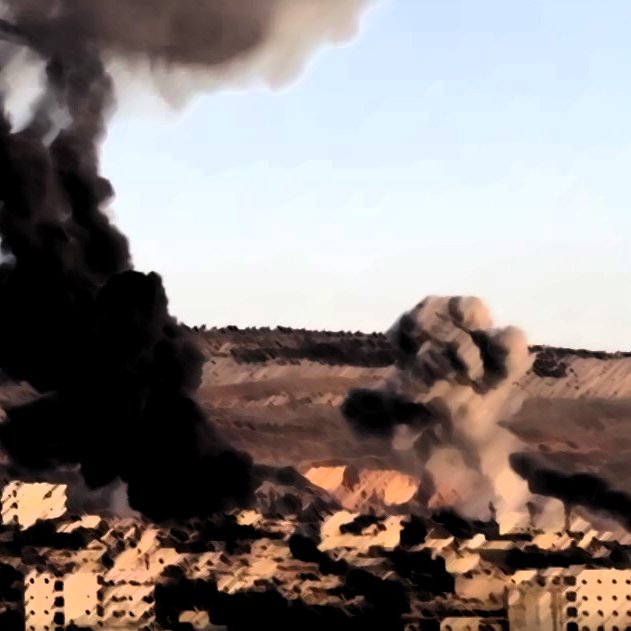 در این تصویر، دود سیاه و غلیظی از یک انفجار بزرگ در پس‌زمینه بلند می‌شود. در جلوی تصویر، ساختمان‌های آسیب دیده و ویران دیده می‌شوند که نشان‌دهنده آثار جنگ و تخریب هستند. در آسمان، عناصر متنوعی از انفجارها و آثار ناشی از آن به چشم می‌خورد، که حس خشونت و بحران را منتقل می‌کند. مناظر کوهستانی در دوردست نیز قابل مشاهده است.