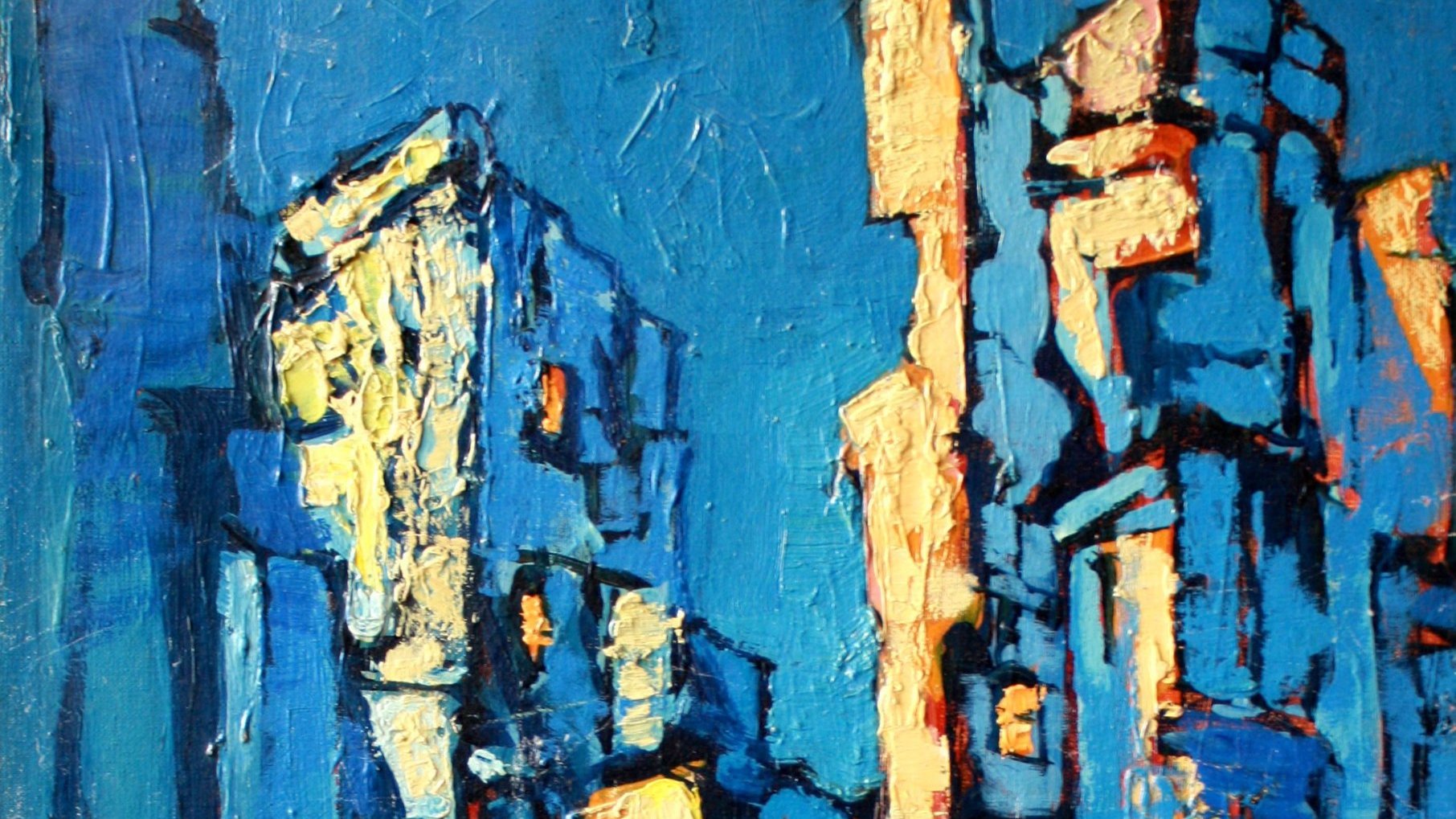 الصورة تجسد مشهداً تجريديًا، حيث تظهر كتل صخرية مكونة بألوان زرقاء مهيمنة مع لمسات من الألوان الفاتحة تعكس الإضاءة. العمل الفني يخلق إحساساً بالعمق والتجويف، مما يعكس تبايناً بين الأضواء والظلال.