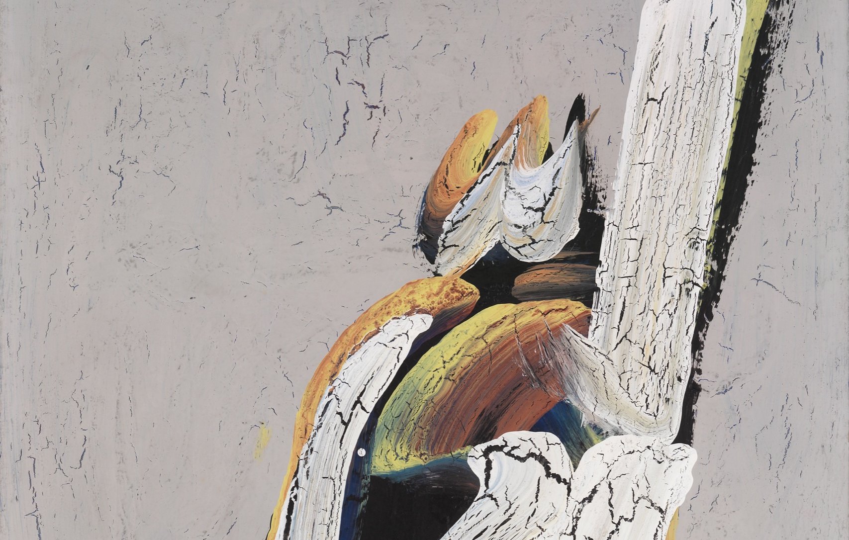 L'image présente une œuvre abstraite où des formes organiques et des textures se distinguent. On peut observer des coupures et des fissures dans la peinture, créant un contraste intéressant entre des teintes de blanc, de noir et d'orange. Les éléments semblent se superposer de manière dynamique, évoquant un paysage ou une structure naturelle. La palette de couleurs et les lignes suggèrent à la fois mouvement et profondeur, tout en invitant à une interprétation personnelle.