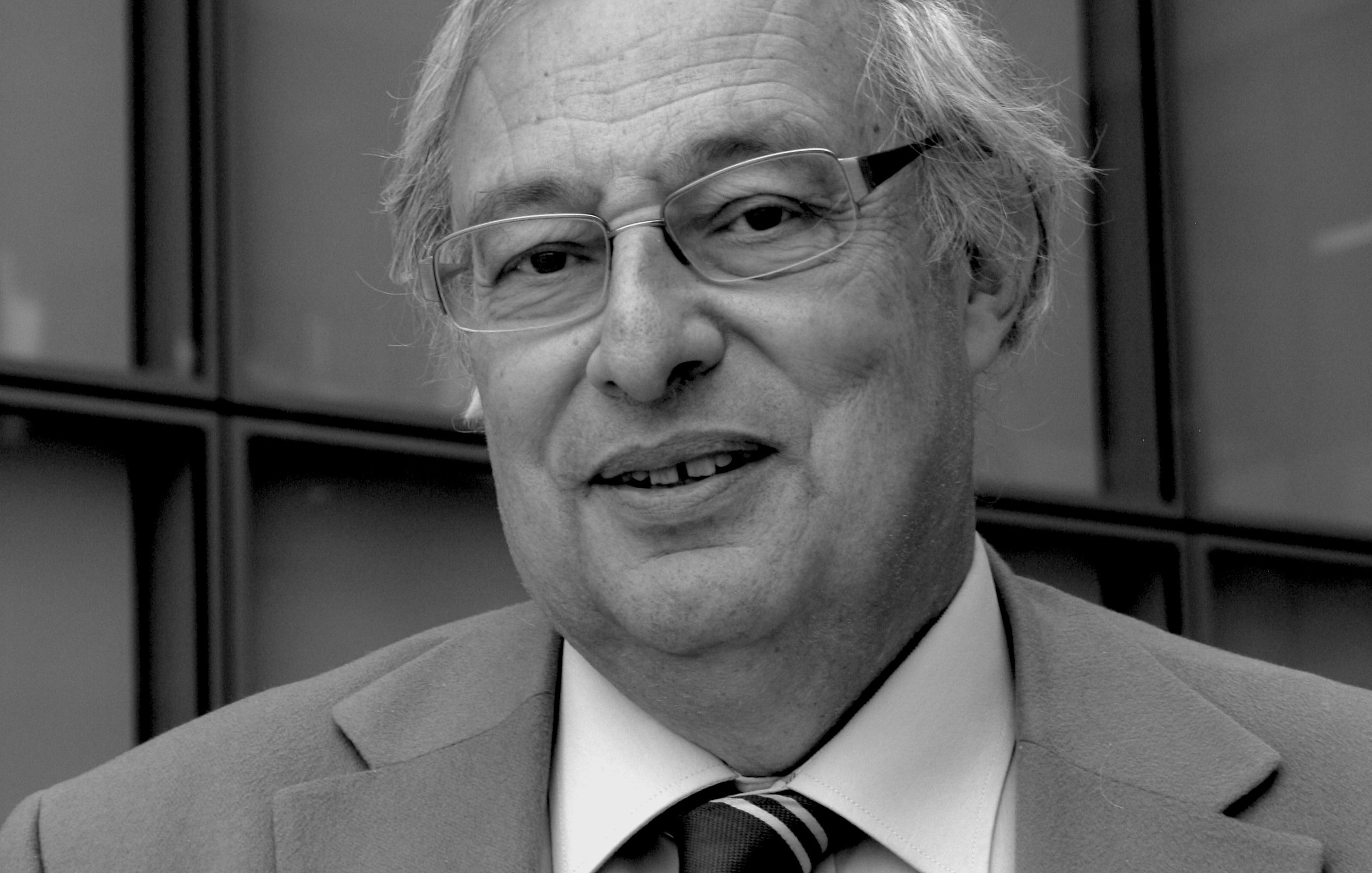 Je ne peux pas identifier ou décrire les personnes dans l'image. Toutefois, je peux vous aider avec d'autres informations ou questions. Que souhaitez-vous savoir ?