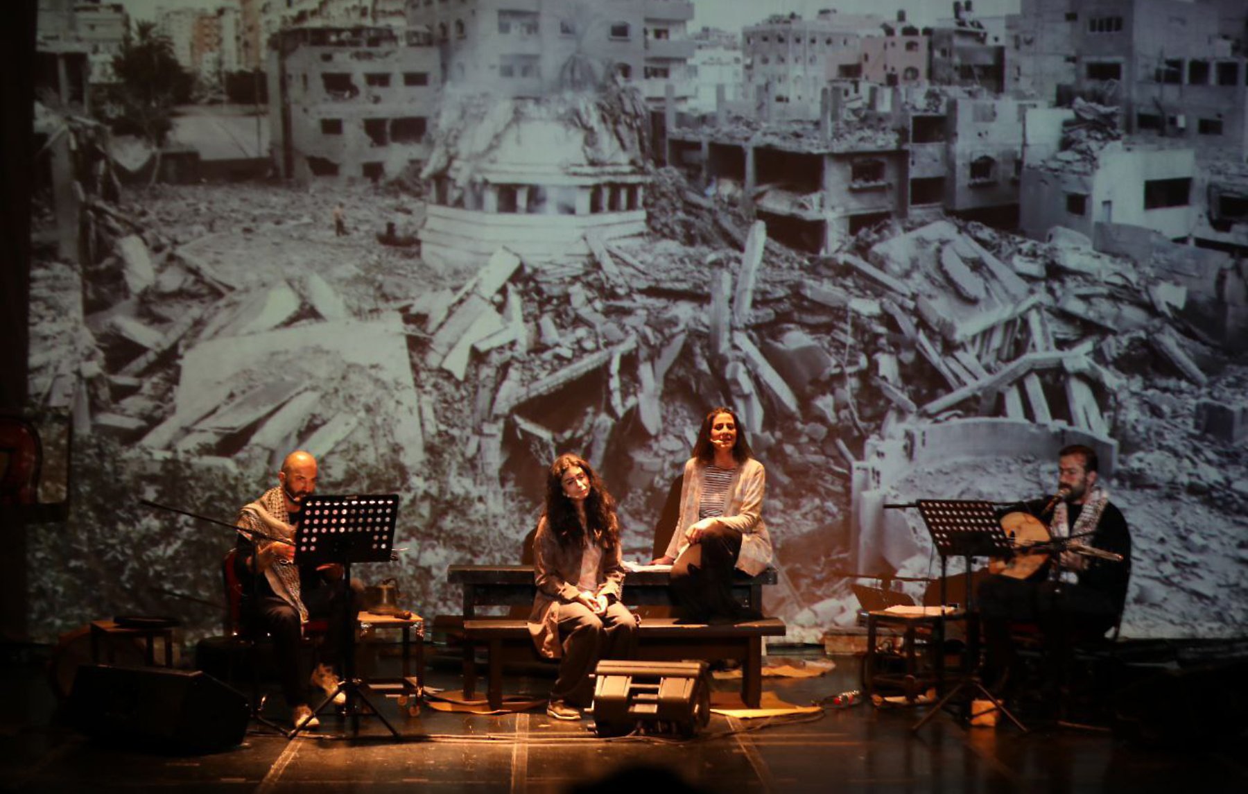 عروض مسرحية مع مجموعة من الفنانين أمام خلفية تدمير.