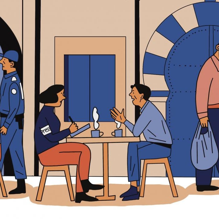 L'immagine rappresenta una scena di vita urbana. In primo piano, ci sono due tavoli con persone sedute che consumano bevande. A sinistra, una donna con una maglietta scura è impegnata a parlare con un uomo, mentre a destra un altro uomo siede da solo. Sul retro, si notano due poliziotti in uniforme che pattugliano la zona, e un uomo con una barba bianca in compagnia di un bambino che lo tiene per mano. Le tonalità predominanti dell'immagine sono blu e beige, creando un'atmosfera calma e serena.