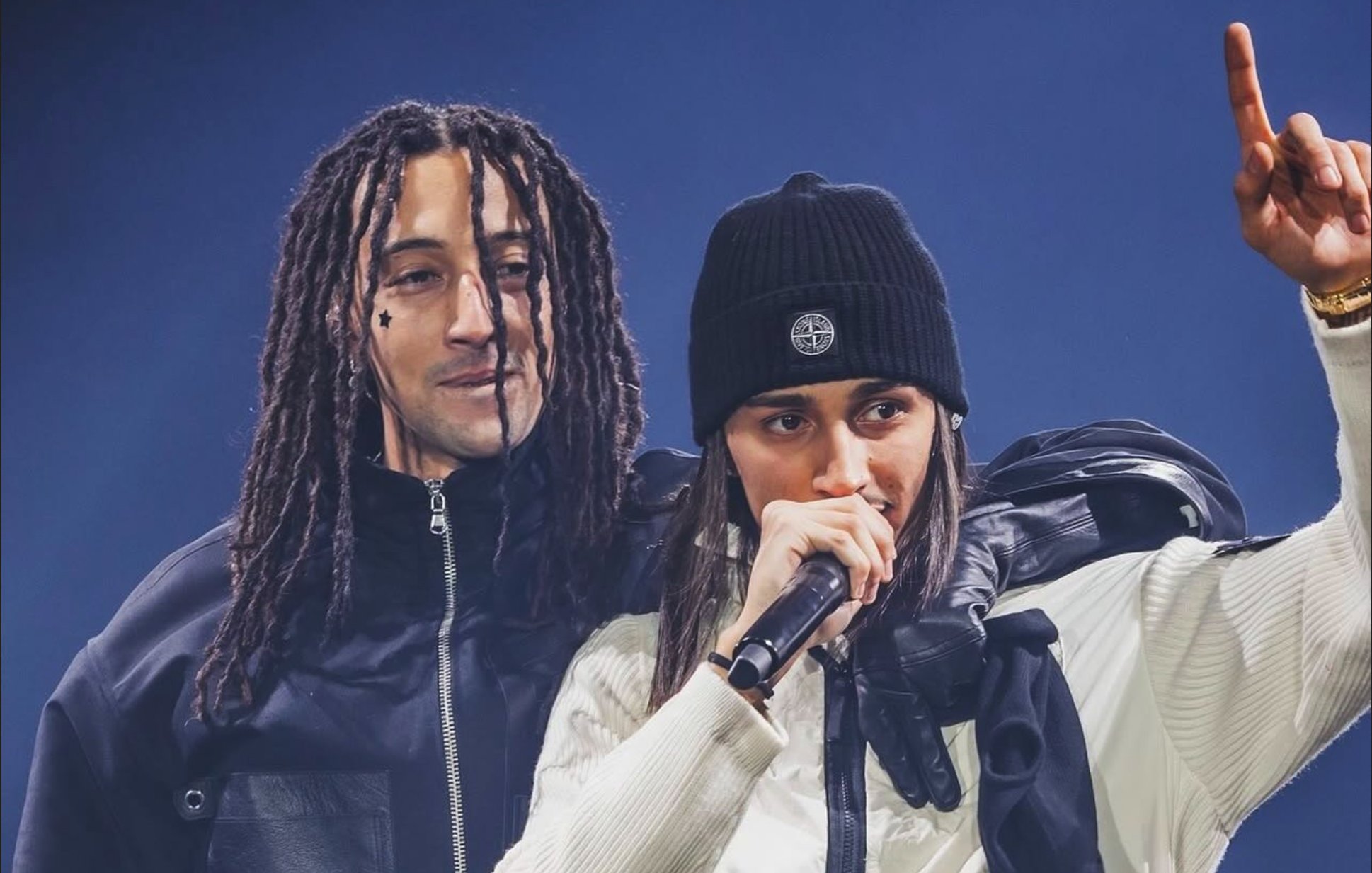 Deux artistes sur scène, l'un avec des dreadlocks, l'autre avec un bonnet, micro à la main.
