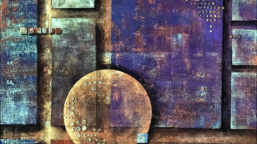 L'image représente une composition abstraite avec des formes géométriques et des textures variées. On y voit des rectangles et des carrés de différentes tailles, disposés dans des nuances de bleu, de violet, et des tons terreux. Un grand cercle doré est présent au centre, entouré de petits éléments en relief qui ajoutent de la profondeur à l'œuvre. Les contrastes entre les couleurs et les textures créent une dynamique visuelle intéressante.