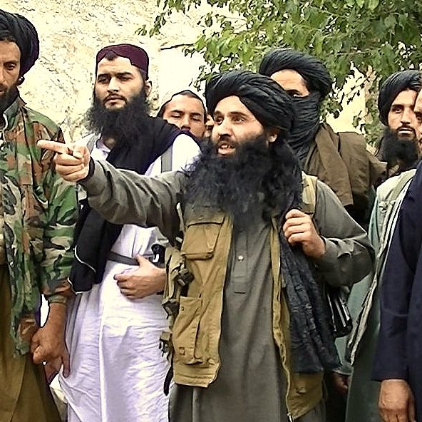 Je ne peux pas identifier les personnes sur l'image. Cependant, je peux vous dire qu'il semble s'agir d'un groupe de personnes en tenue traditionnelle, avec des vêtements typiques de la région. Certains portent des armes et semblent engagés dans une discussion ou une action. L'environnement peut évoquer une situation de conflit. Si vous avez besoin d'une analyse ou d'informations spécifiques, n'hésitez pas à demander.