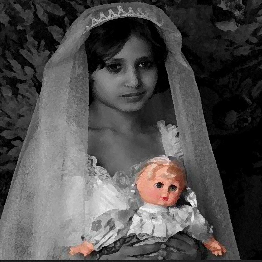 L'image montre une jeune fille portant une robe blanche et un voile. Elle tient une poupée dans ses bras. Le fond est sombre et texturé, ce qui met en valeur l'apparence délicate de l'enfant et de sa tenue. L'expression de son visage semble mélancolique et contemplative.