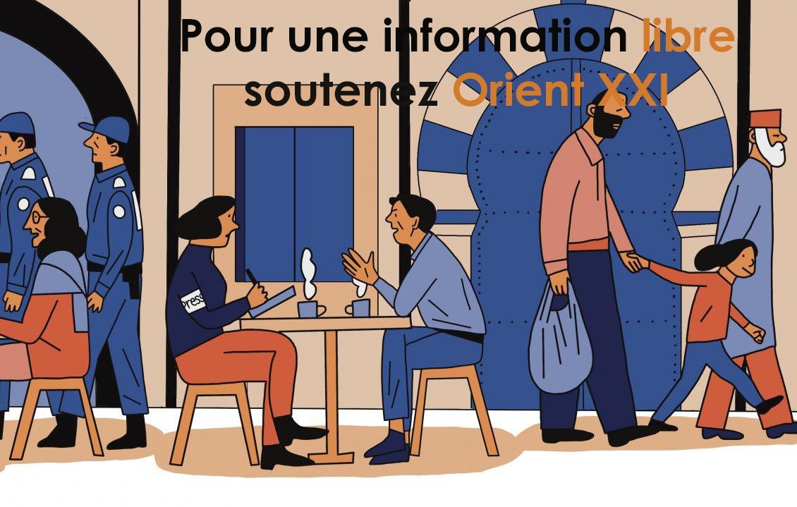 L'image montre une scène de vie urbaine avec plusieurs personnages. À gauche, deux personnes assises à une table semblent discuter autour de boissons, probablement dans un café. À droite, un homme avec une barbe marche avec un enfant, tandis que des policiers passent, créant un contraste entre la convivialité du café et la présence des forces de l'ordre. En haut, il y a un texte qui encourage le soutien à "Orient XXI" pour une information libre. L'ensemble transmet une ambiance de vie quotidienne et de questions sociopolitiques.