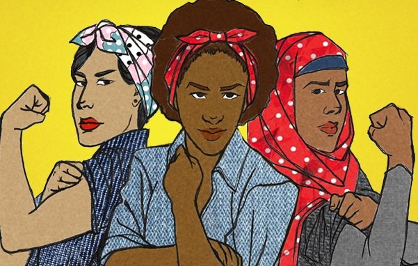 La imagen muestra a tres mujeres de diferentes orígenes, todas con actitudes fuertes y decididas. Están de pie en una formación de triángulo, con los brazos flexionados en señal de fuerza. Cada una lleva un estilo único de pañuelo en la cabeza, lo que refleja diversidad. El fondo es de un color amarillo brillante, que añade energía y vibrante optimismo a la composición. Esta representación simboliza empoderamiento y solidaridad femenina.