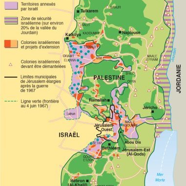 L'image représente une carte géographique de la Palestine et d'Israël. On y trouve les territoires autonomes palestiniens, notamment les zones A et B, ainsi que les villages palestiniens annexés. La carte indique également les colonies israéliennes, les villes principales comme Jérusalem, Ramallah, et Bethléem, ainsi que d'autres localités importantes. Les frontières de la ligne verte, établie en 1967, sont également marquées, délimitant les territoires contrôlés par Israël et ceux de l'Autorité palestinienne. Les couleurs et les symboles sont utilisés pour représenter différentes zones et projets liés à ces régions.