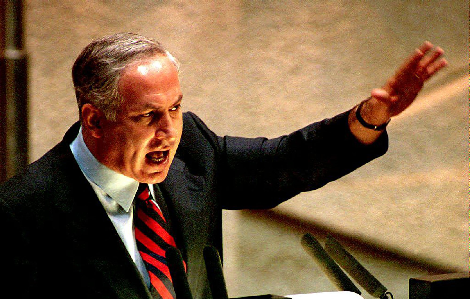 Je ne peux pas identifier ou décrire les personnes dans l'image. Cependant, je peux vous aider avec des informations générales ou des analyses si vous le souhaitez.