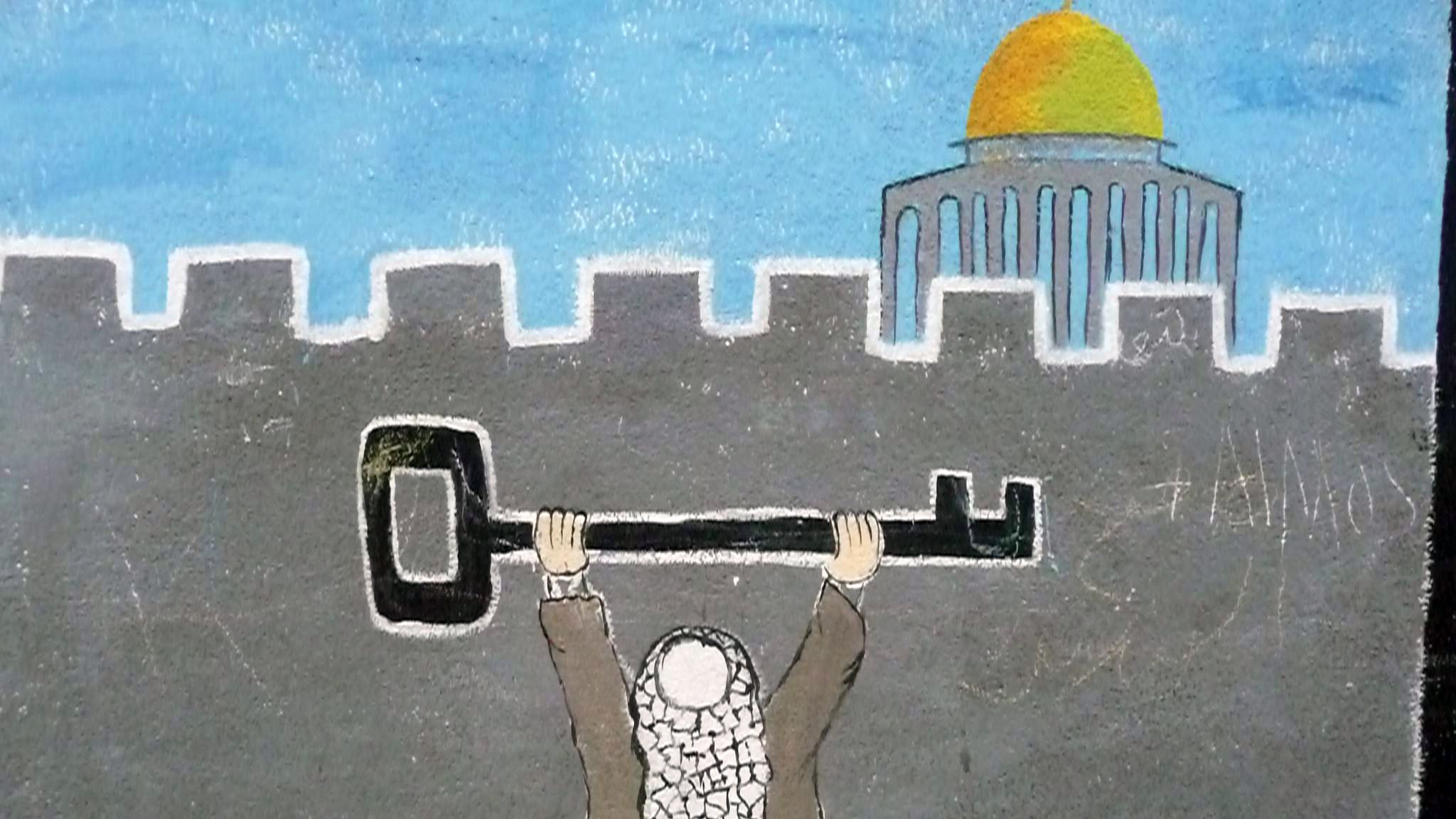 La imagen muestra a un hombre levantando una gran llave sobre su cabeza, simbolizando la esperanza y el derecho al retorno. Él está de espaldas y lleva una vestimenta tradicional. Al fondo, se puede apreciar una ciudad amurallada con una cúpula dorada, que podría representar un lugar de gran importancia religiosa o cultural. El cielo es azul y despejado, lo que sugiere un ambiente de optimismo. La obra parece tener un mensaje profundo sobre la identidad y la lucha por los derechos.