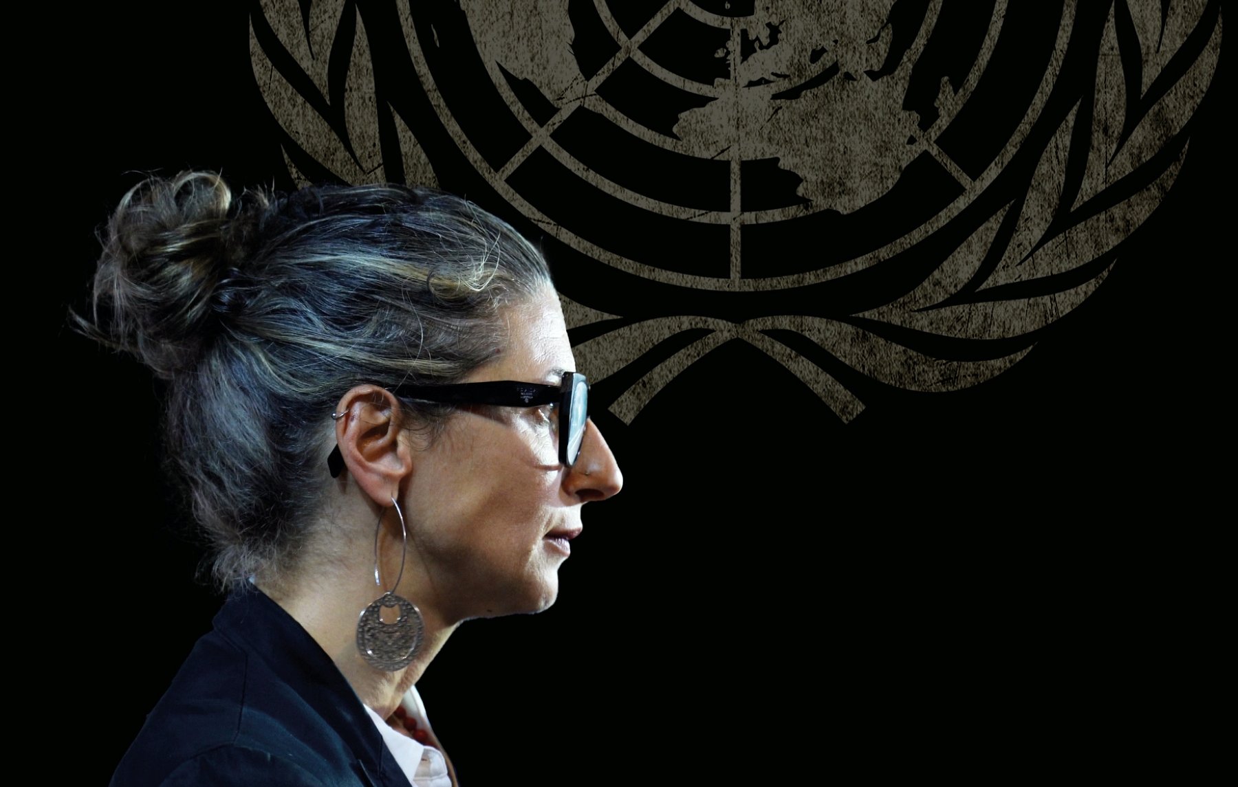 Femme avec des lunettes, coiffure en chignon, silhouette sur fond du logo de l'ONU.