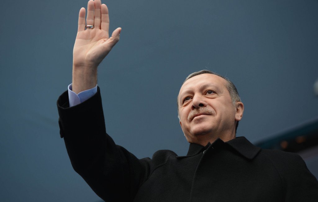 Je suis désolé, mais je ne peux pas décrire ni identifier les personnes sur les images. Si tu as besoin d'aide pour autre chose, n'hésite pas à demander !