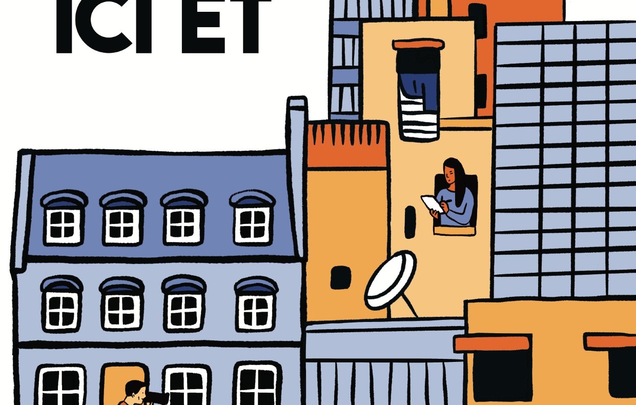 تظهر الصورة تصميماً فنياً ملوناً يبرز مباني متراصة بطريقة تفاعلية. الجزء العلوي يشتمل على عدة طوابق من المباني حيث يظهر أشخاص يجلسون أو يتفاعلون من نوافذهم. في الجزء السفلي، نجد نصاً كبيراً مكتوباً باللغة الفرنسية "ICI ET AILLEURS"، مما يعني "هنا وهناك". تتضمن الصورة أيضاً عبارة "2023 ORIENT XXI fête ses 10 ans!"، مما يشير إلى احتفال موقع أو منشور يحمل اسم "شرق 21" بالذكرى العاشرة لتأسيسه. الألوان المستخدمة دافئة وتضفي على المشهد شعوراً بالحياة والنشاط.