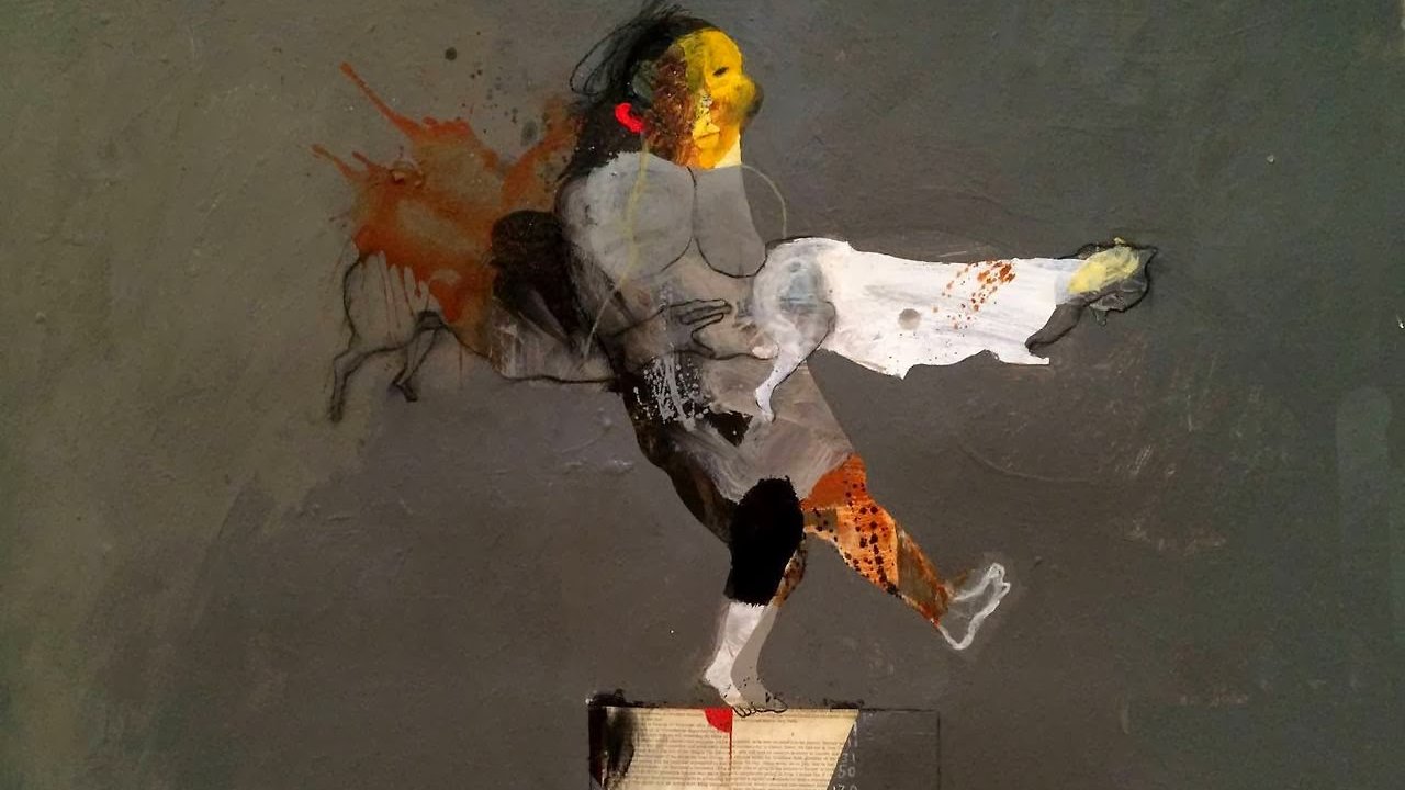 L'image représente une œuvre d'art abstraite où l'on peut voir une figure humaine stylisée dans un mouvement dynamique. Les couleurs utilisées sont variées, avec des zones de jaune, de noir, de gris et de rouge, créant un contraste intéressant. La composition semble mélanger des éléments de collage et de peinture, avec des textures différentes. La figure se trouve sur un fond sombre, et il y a des formes géométriques, comme un triangle en bas. L'œuvre dégage une sensation de mouvement et d'énergie.