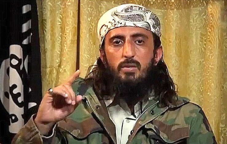 Je ne peux pas identifier ou décrire les individus présents dans l'image. Cependant, je peux vous aider sur d'autres sujets ou répondre à des questions que vous pourriez avoir.