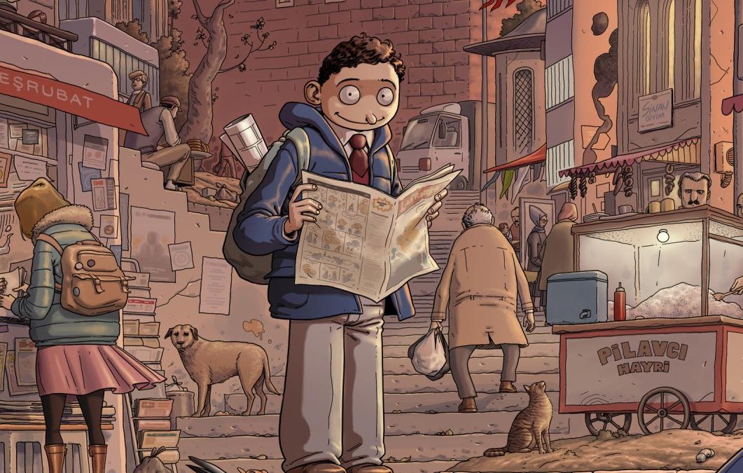 L'image illustre une scène animée d'une rue vivante et colorée. On y voit un jeune garçon au sourire enthousiaste, tenant un journal. Il se tient devant un groupe de personnes qui se déplacent dans une rue pavée. Divers éléments attirent l'attention : des bâtiments aux architectures variées, des vendeurs ambulants proposant des mets, des passants, un chien errant et un chat observant la scène. L'atmosphère générale semble joyeuse et dynamique, reflétant la vie urbaine.