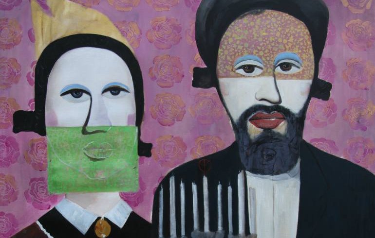 L'image représente un couple stylisé, avec une femme et un homme. La femme porte un bonnet et une robe sombre, tandis que l'homme est vêtu d'une chemise blanche avec un gilet noir. L'homme tient une fourche à trois dents, symbole de la ruralité. Le fond est décoré de roses roses, ajoutant une touche de couleur et de texture. Les traits des visages sont simplifiés, donnant une impression artistique et abstraite. Les tonalités et les éléments graphiques rappellent des influences pop ou contemporaines.