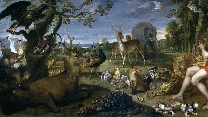 L'immagine rappresenta un ricco paesaggio naturale, pieno di animali in un ambiente sereno e armonioso. In primo piano, un giovane uomo siede tra un gruppo vario di animali, che includono cervi, leoni, gatti e vari uccelli. Sono presenti anche un elefante e un pavone più indietro nella scena. Gli alberi frondosi e una luce morbida creano un'atmosfera di tranquillità. L'interazione tra il giovane e gli animali suggerisce un legame speciale con la natura. Il cielo si illumina con toni caldi, contribuendo alla bellezza del paesaggio.