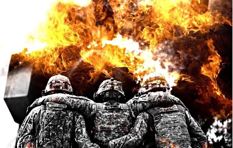 تظهر الصورة ثلاثة جنود يرتدون uniforms عسكرية، وهم يتواجدون في وضعية تشكّل تحالفاً أو دعماً متبادلاً. الخلفية مشتعلة بالنيران، مما يضفي طابعاً دراماتيكياً على المشهد. الجنود يبدو أنهم يواجهون تحدياً كبيراً، حيث يشاركون في لحظة من التضامن والشجاعة. استخدام اللونين الأسود والأبيض مع النيران الزاهية يخلق تبايناً قويًا ويعزز الشعور بالدرامية والحركة.