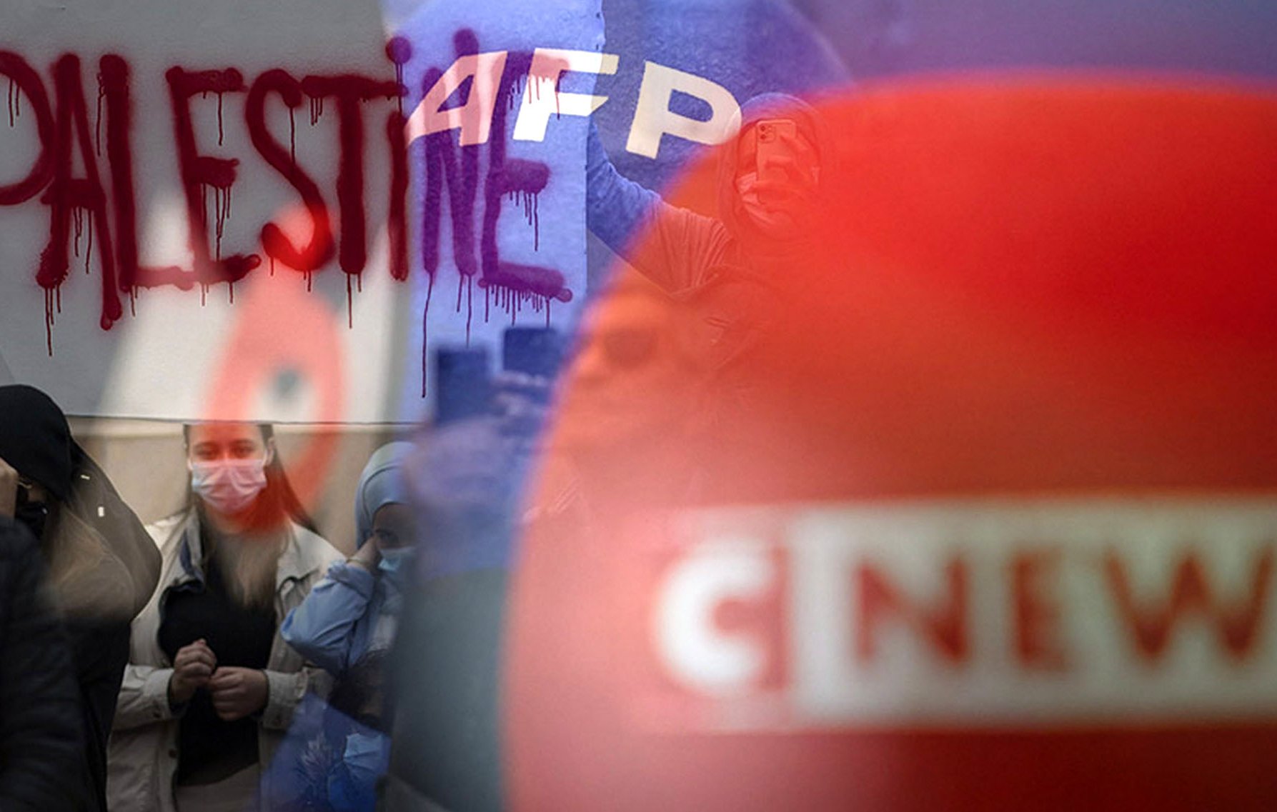 La imagen muestra un ambiente de protesta con un enfoque en el tema palestino. En el fondo, se puede ver la palabra "PALESTINE" escrita en letras grandes y de color rojo, lo que indica una expresión de apoyo o demanda relacionada con el conflicto en Palestina. Al mismo tiempo, hay elementos visuales que sugieren la presencia de medios de comunicación, como logotipos de noticias. La escena probablemente refleja un momento de tensión social y política, con un significado profundo relacionado con la situación en la región.