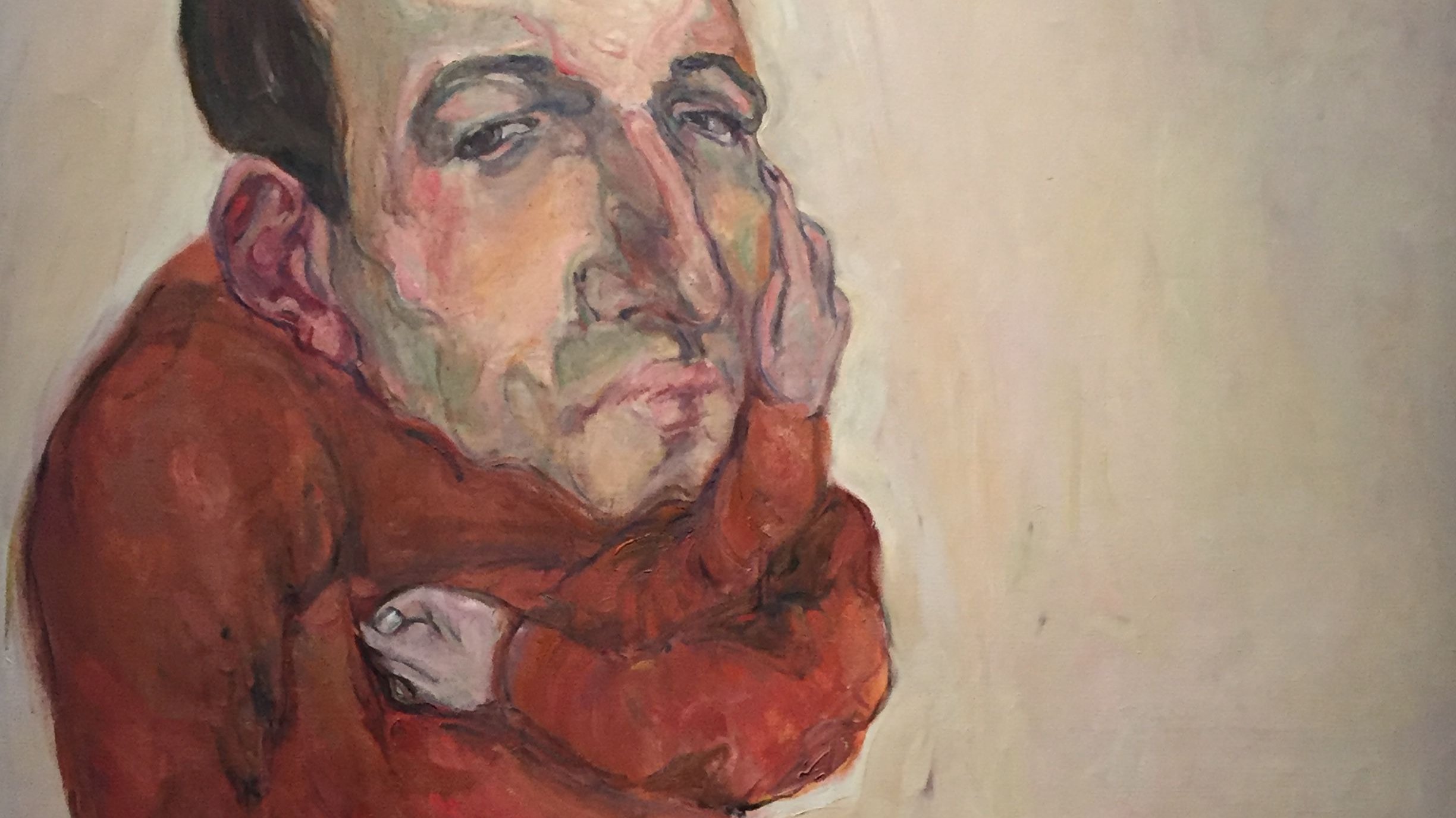 L'image représente une peinture d'un homme avec une expression pensif. Il porte un pull rouge et se tient en position légèrement de côté, en appui sur une surface, probablement une table. Son visage est déformé de manière stylisée, avec des traits accentués qui lui donnent un air à la fois sérieux et introspectif. Les couleurs sont principalement chaudes, avec un fond clair qui met en valeur le personnage central. L'ensemble de la composition transmet une impression de contemplation ou de mélancolie.