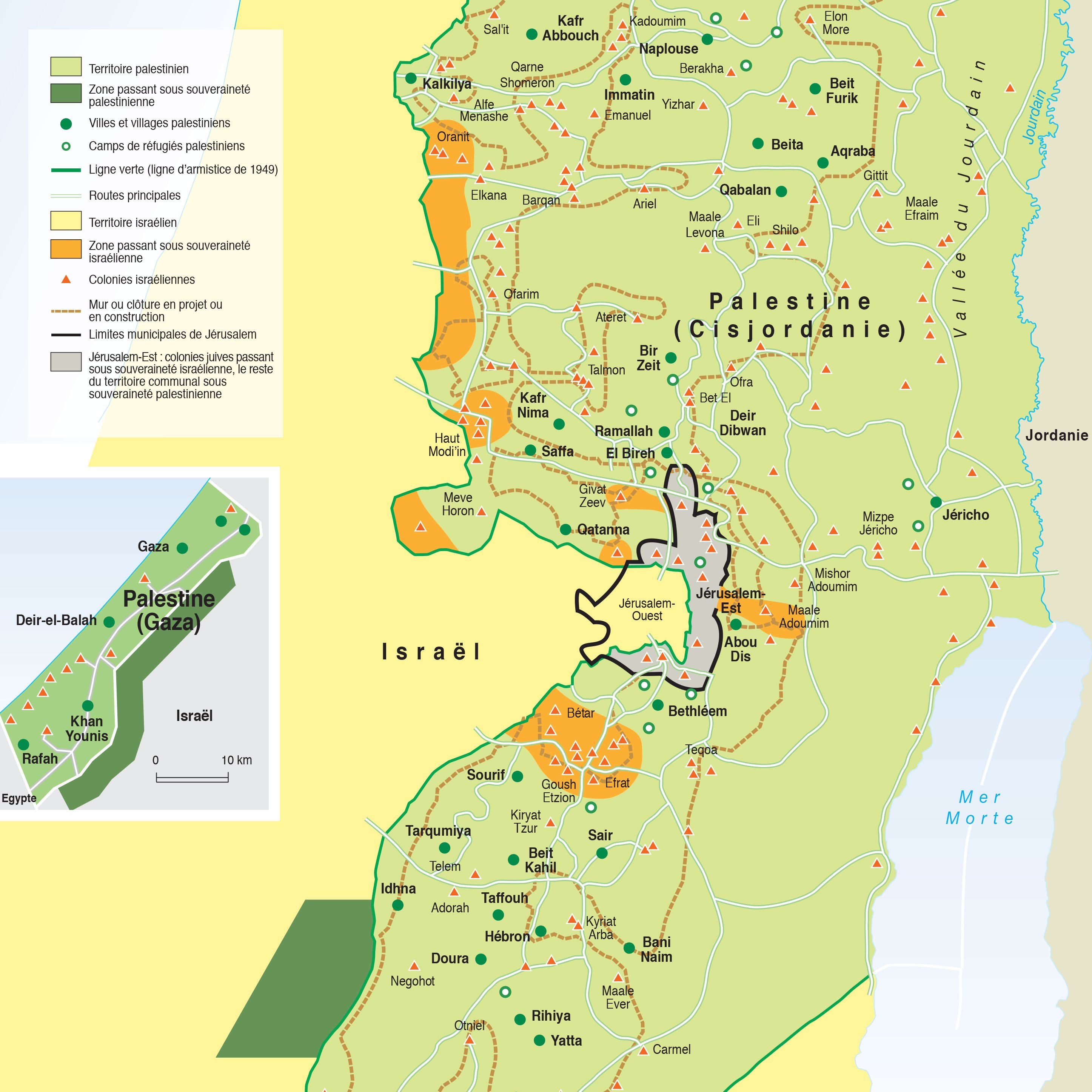 Cette image est une carte géographique représentant la région de la Palestine, incluant à la fois la Cisjordanie et la bande de Gaza. On y trouve des indications sur les territoires palestiniens, les villes et villages, ainsi que des frontières et des zones spécifiques. Les différentes couleurs et légendes permettent de distinguer les zones administratives, les routes principales, et d'autres éléments géographiques importants. La carte est agrémentée de notes sur l'histoire et la situation politique de la région. Les noms des lieux sont écrits en français et cartographient la complexité de la région.