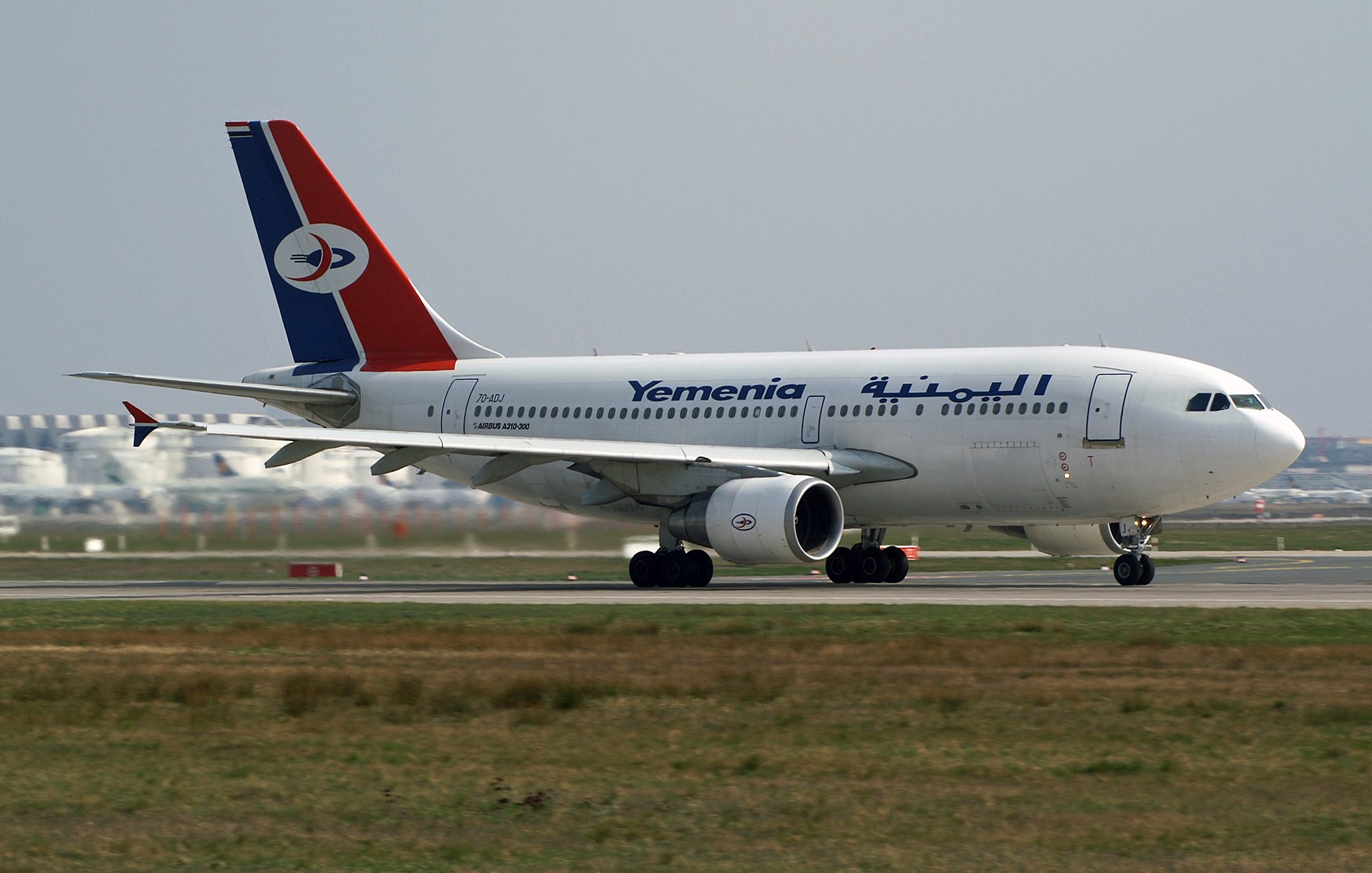 طائرة تحمل شعار "اليمنية" تقلع من مدرج في مطار.