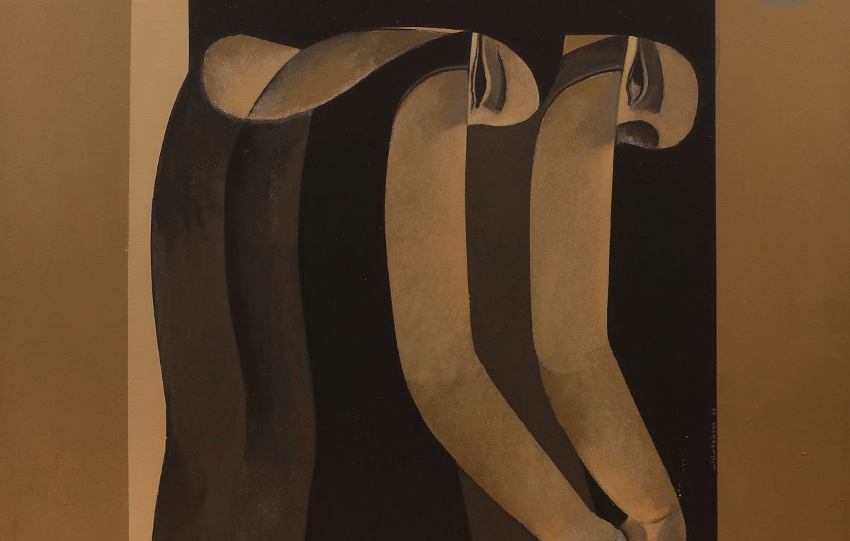 L'image présente une composition artistique avec des bras stylisés qui semblent s'enlacer. Le fond est sombre, mettant en relief les formes des bras, qui sont représentés de manière abstraite et minimaliste. Les couleurs utilisées sont principalement des tons de noir, de beige et de brun, créant un contraste marqué. L'œuvre évoque des émotions de connexion et d'intimité, tout en laissant une impression de mystère.