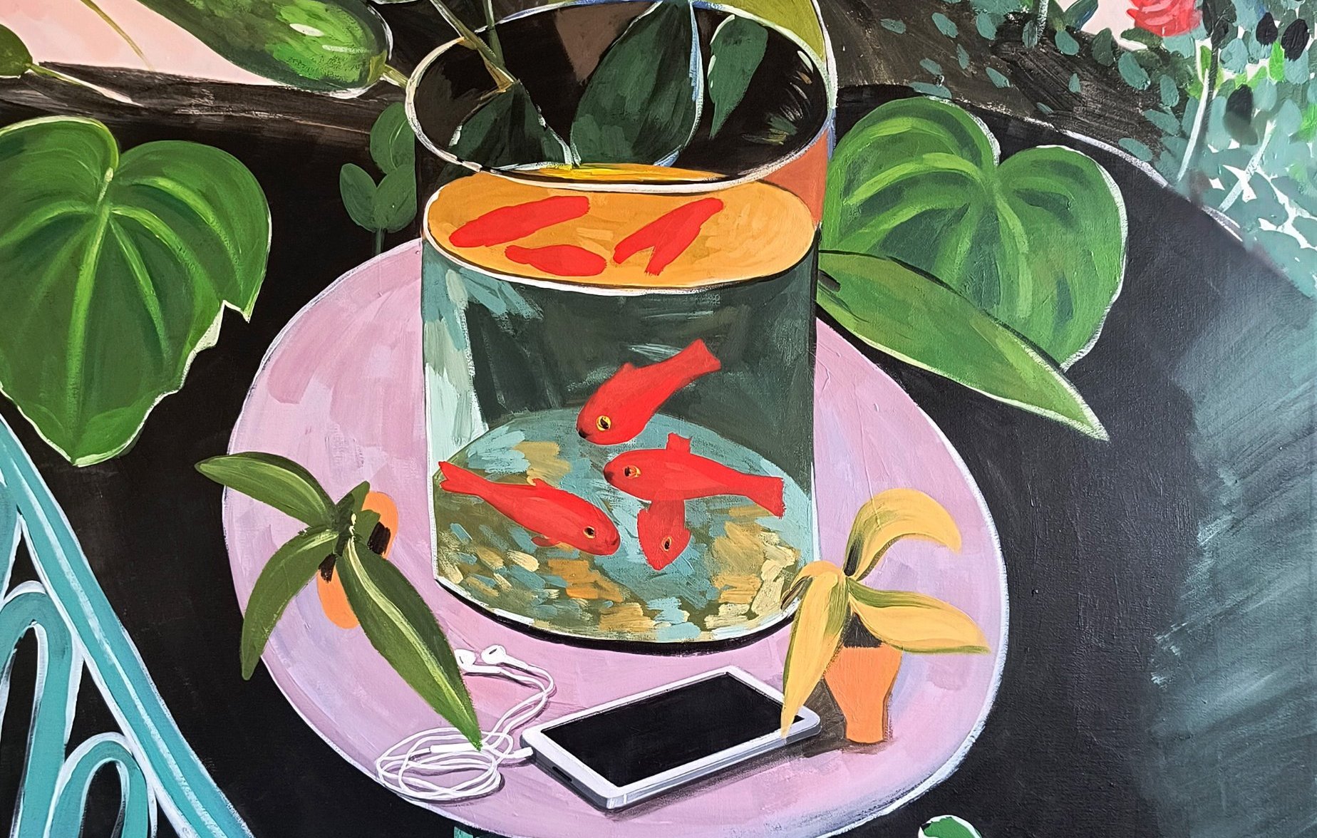 L'image représente une scène colorée et lumineuse. Au centre, on peut voir un aquarium en verre contenant des poissons rouges qui nagent dans l'eau. L'aquarium est posé sur une table ronde de couleur pastel. Autour de la table, il y a des plantes vertes, ajoutant une touche de nature à l'ensemble. Sur la table, un pot de plante est également présent, ainsi qu'un smartphone et des écouteurs. En arrière-plan, on aperçoit une végétation luxuriante avec des feuilles et des fleurs, créant une ambiance vivante et joyeuse. Les couleurs sont vives et chaudes, contribuant à donner une atmosphère accueillante et paisible.