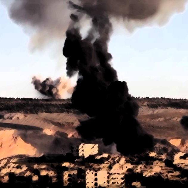 L'image montre une scène de destruction, probablement liée à un conflit armé. On aperçoit des colonnes de fumée noire s'élevant dans le ciel, suggérant des explosions récentes. En arrière-plan, on voit des collines et des ruines de bâtiments, ce qui témoigne des effets dévastateurs sur l'environnement urbain. Le paysage semble désolé, évoquant une atmosphère de chaos et de désespoir.