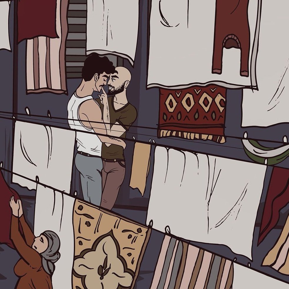 L'image montre deux personnes en train de s'étreindre tendrement dans un environnement urbain. Ils se tiennent près d'une corde à linge où diverses pièces de tissu sont suspendues, créant une ambiance colorée et intime. En arrière-plan, on peut voir une femme âgée accrocher des draps à la corde. L'atmosphère semble à la fois chaleureuse et émotive, reflétant une connexion humaine profonde.