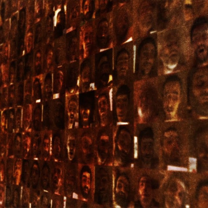L'image montre une multitude de visages assemblés en un collage dense. Les visages semblent provenir de diverses personnes, chacun ayant une expression différente, ce qui crée une texture visuelle riche. L'éclairage est légèrement tamisé, ce qui donne à l'ensemble un aspect à la fois mystérieux et profond, plongeant le spectateur dans une réflexion sur l'identité et la diversité humaine.