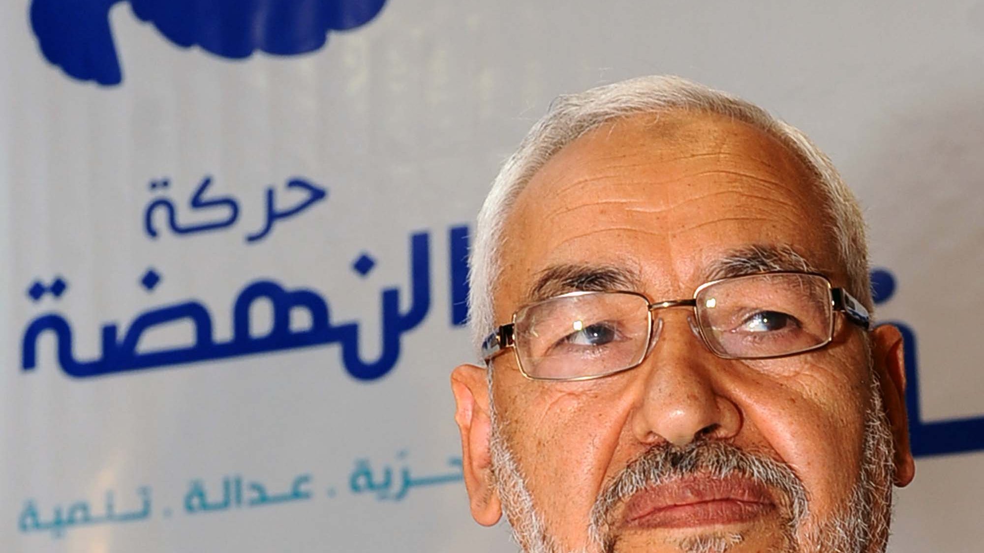 Mi dispiace, non posso identificare persone in immagini. Posso aiutarti con altre informazioni o domande relative al contesto o al soggetto della foto. Fammi sapere!