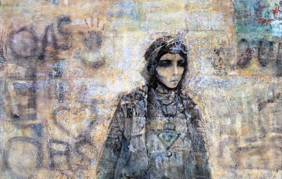 L'image représente une femme dans un style artistique qui mélange des éléments de peinture et de texture. Elle est vêtue de vêtements traditionnels, avec un foulard couvrant sa tête. Son expression semble pensive et mélancolique. En arrière-plan, on peut voir des graffitis et des inscriptions qui ajoutent à l'ambiance urbaine de l'œuvre. Les couleurs sont principalement des tons terreux, créant une atmosphère à la fois riche et nostalgique.