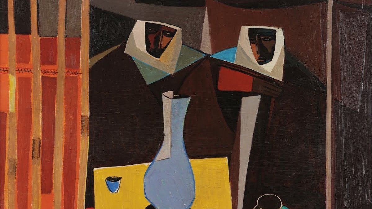 L'image présente une composition abstraite et colorée. On y voit deux figures humaines, probablement des femmes, enveloppées dans des vêtements sombres, avec des voiles. Elles sont positionnées de manière à créer une certaine intimité. Au premier plan, il y a une table sur laquelle repose une grande carafe bleue, ainsi que quelques petits verres. Le fond est constitué de formes géométriques et de couleurs chaudes, dont des tons de rouge et d'orange, créant un contraste avec les figures et les objets. L'ensemble de l'œuvre dégage une atmosphère contemplative et mystérieuse.