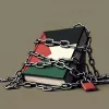 L'immagine mostra un libro avvolto da catene e bloccato con un lucchetto. La copertina del libro presenta i colori della bandiera palestinese: rosso, verde e nero. L'oggetto simboleggia un'idea di restrizione e protezione.