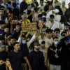 Un groupe de jeunes manifestants agitant des pancartes lors d'un rassemblement animé.
