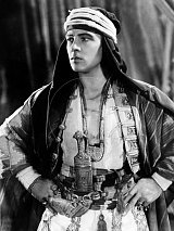 Rudolf Valentino dans {The Sheik,} 1921