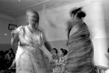 « Mes tantes dansant en l'honneur de mon père », Mahdia, novembre 1997. Série {Jours intranquilles}.