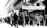 الجمهوريون الإسبان يتظاهرون إلى جانب العمال الجزائرين في الأول من مايو/أيار 1946.