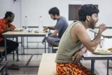 Pausa pranzo nella mensa di un campo di lavoro a Umm Salal Ali, in Qatar