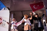 À Istanbul, les carrefours routiers et les embarcadères sont devenus le théâtre de l'opposition oui/non. Les stands du non et du oui se font face, dans une apparente bonne ambiance. À Eminonü, plusieurs militantes distribuent des prospectus devant le stand AKP. Leur influence est cruciale. Les femmes représentent plus de 55 % de l'électorat de l'AKP.