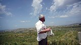 Ophir, en haut de la colline sur laquelle est implantée la colonie d'Har Brakha. Au loin, un village palestinien.