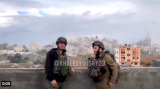Dos soldados israelíes fuman un cigarrillo durante la destrucción de un bloque de viviendas civiles en Gaza.