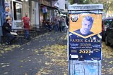  Sonnenallee. Un manifesto che pubblicizza il concerto di capodanno del cantante libanese Fares Karam, non lontano da un ristorante di kebab.