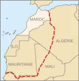 L'image représente une carte géographique de l'Afrique du Nord et de l'Ouest. Elle montre plusieurs pays, notamment le Maroc, l'Algérie, la Mauritanie, et le Mali. Une ligne rouge en pointillés traverse ces pays, indiquant probablement une frontière ou une route particulière. Le nom "MAROC" est inscrit dans la partie nord, et "ALGÉRIE" et "MAURITANIE" sont également mentionnés, soulignant les relations géographiques entre ces pays. Les autres zones sont indiquées par des abréviations, comme "S.O." pour "Sénégal Oriental".