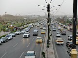 A Mossoul-Est, côté ville moderne, la vie a repris comme avant et la plupart des infrastructures ont été reconstruites. Les bouchons interminables et les parcs bondés fréquentés par les familles les week-ends en sont le meilleur indicateur