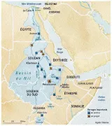 Cette image représente une carte de la région du bassin du Nil et des pays environnants en Afrique de l'Est. On peut y voir plusieurs pays, notamment l'Égypte, le Soudan, le Soudan du Sud, l'Érythrée, et la Somalie. La carte indique également la présence de barrages importants, certains étant en service et d'autres en projet. Les grandes villes comme Khartoum et Addis-Abeba sont également mentionnées. Les éléments géographiques sont clairement marqués, incluant des lacs et des mers, notamment la mer Méditerranée et la mer Rouge.